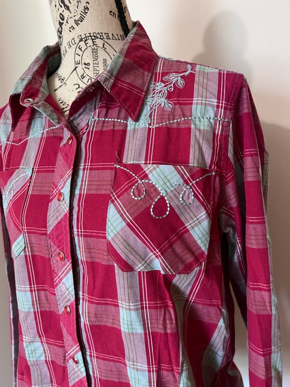 Bit & Bridle Western Pearl Snap Shirt Embroidered Plaid Magenta Blue Medium - Picture 2 of 9